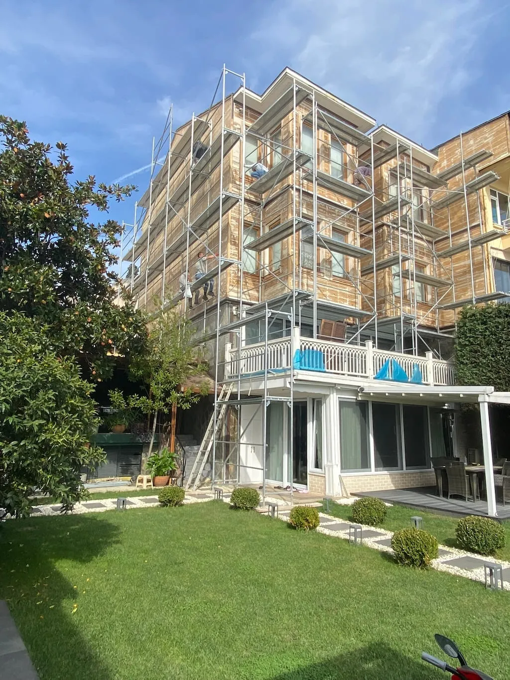 Sarıyer'de ahşap kaplamalı villa cephesinde iskele kurularak yapılan ahşap dış cephe onarımı