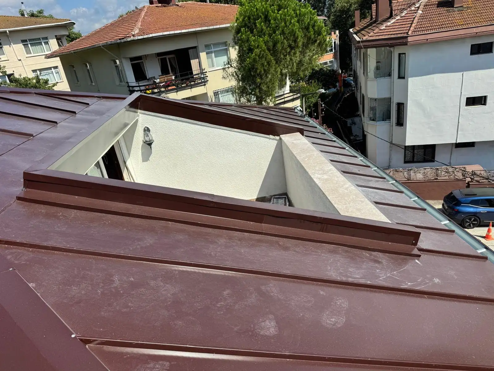 Bordo kenetli metal çatıda terasa açılan boşluğun parapet dönüşü ve kaplama bitişi