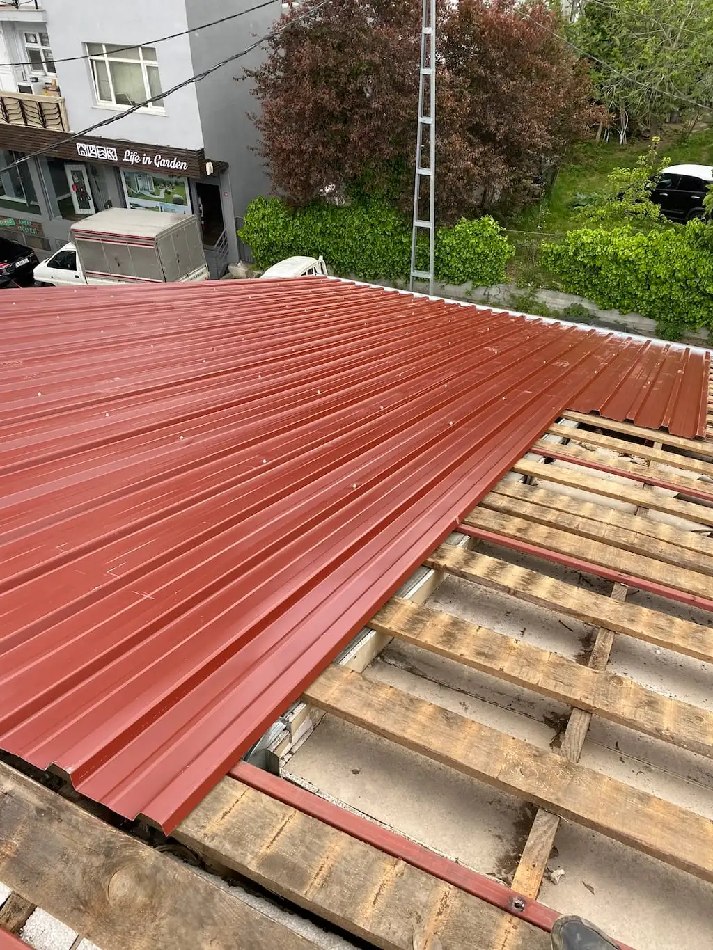 Ahşap mertekler üzerine kiremit rengi trapez sac kaplama montajı, Sarıyer'de çatı işi
