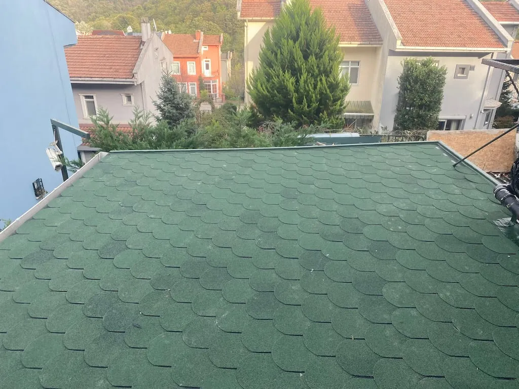 Aktarması tamamlanmış, yeşil shingle ile kaplanmış konut çatısı