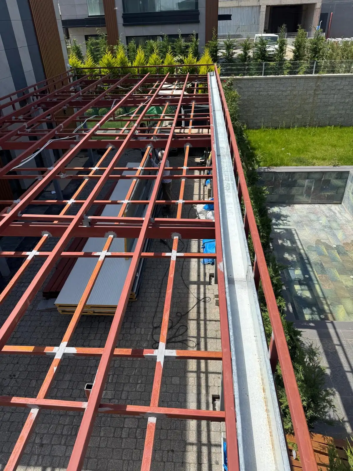 Otopark sundurmasında kurulan çelik karkas ve sahada montaja hazır bekleyen sandviç panel levhaları