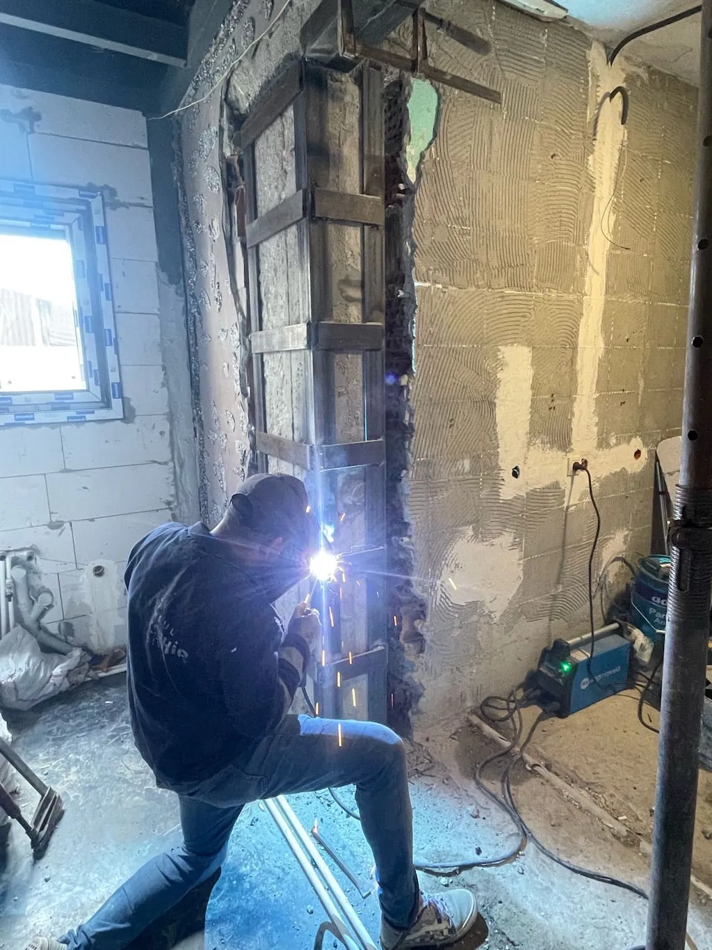 Betonarme kolona çelik lama ve kuşak kaynağı yapan usta, çelik mantolama uygulaması