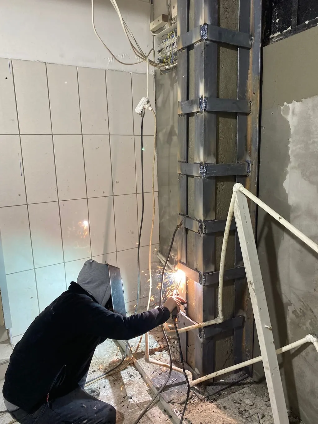Betonarme kolona köşebent ve lama kaynaklanarak yapılan çelik mantolama ile kolon güçlendirme